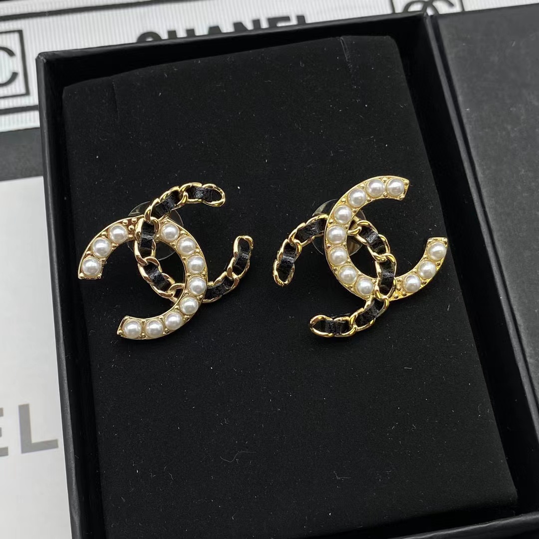 CHANE1 黒と白のダブル C スタッド ピアス【50％割引+送料無料】