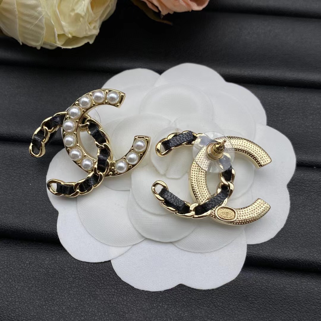 CHANE1 黒と白のダブル C スタッド ピアス【50％割引+送料無料】