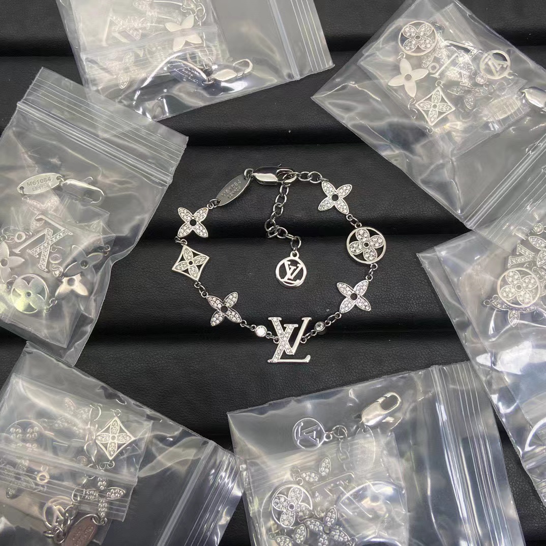 LV クラシックロゴ 四つ葉のクローバー ダイヤモンド ブレスレット【50％割引+送料無料】
