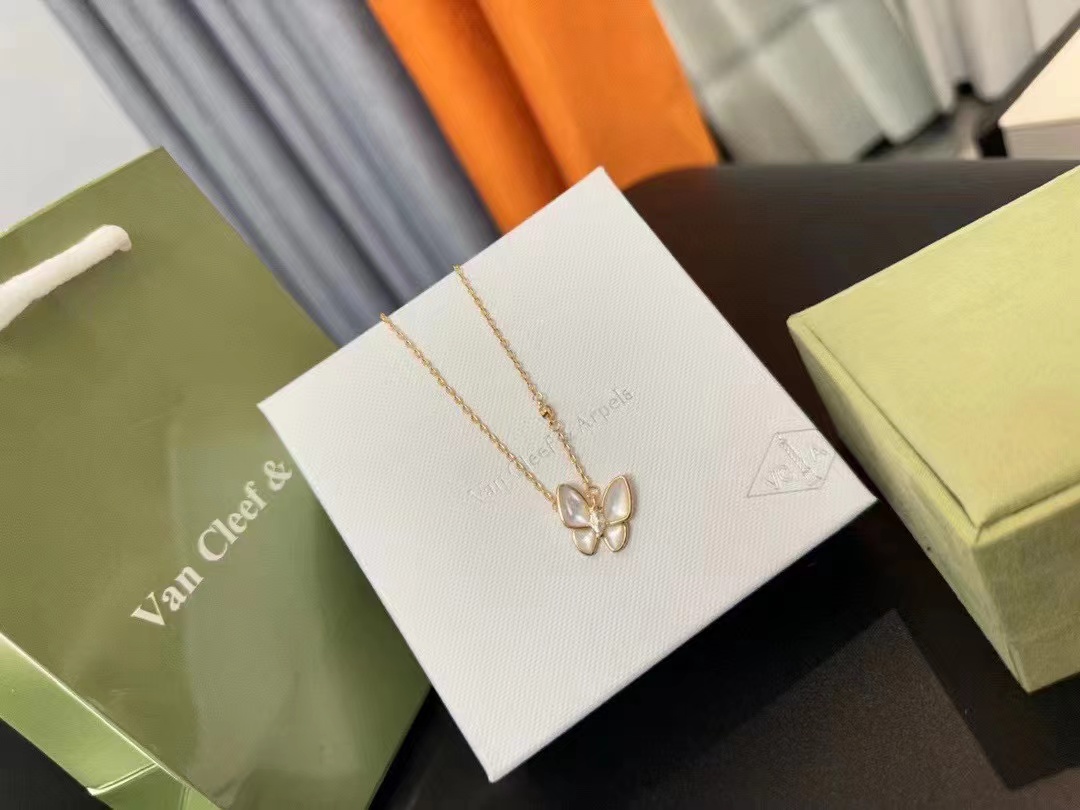 Van c1eef &Arpels ホワイトシェルバタフライネックレス【50％割引+送料無料】