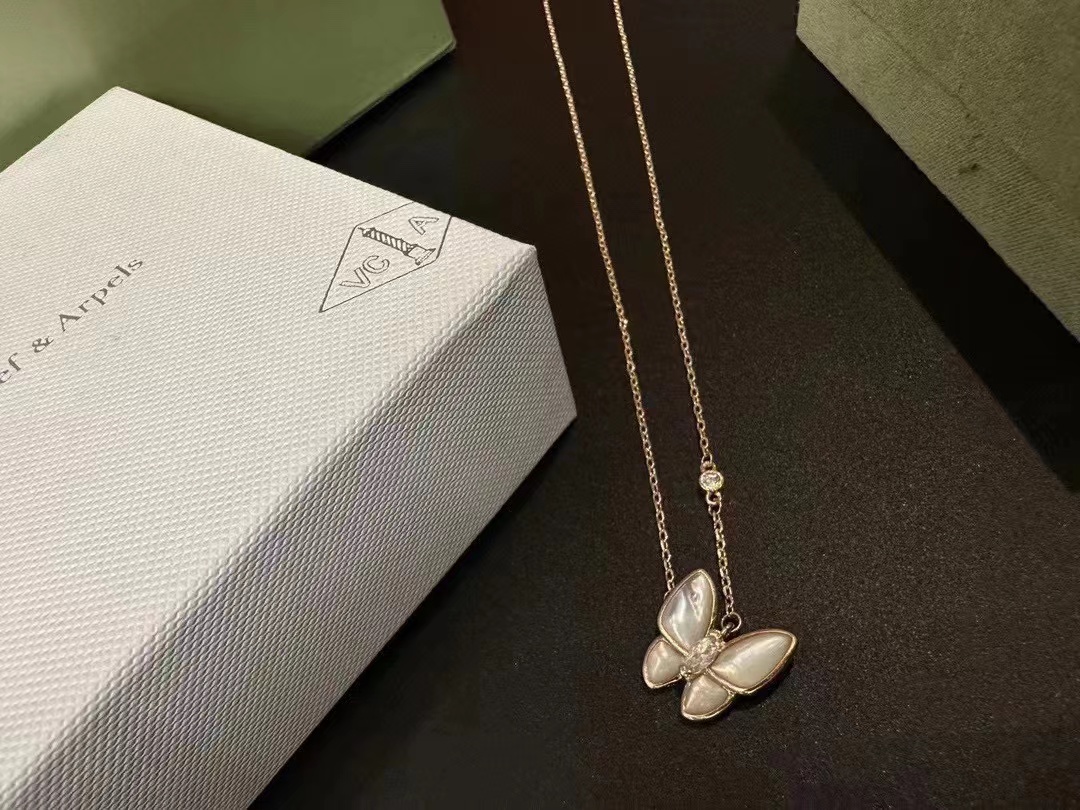 Van c1eef &Arpels ホワイトシェルバタフライネックレス【50％割引+送料無料】