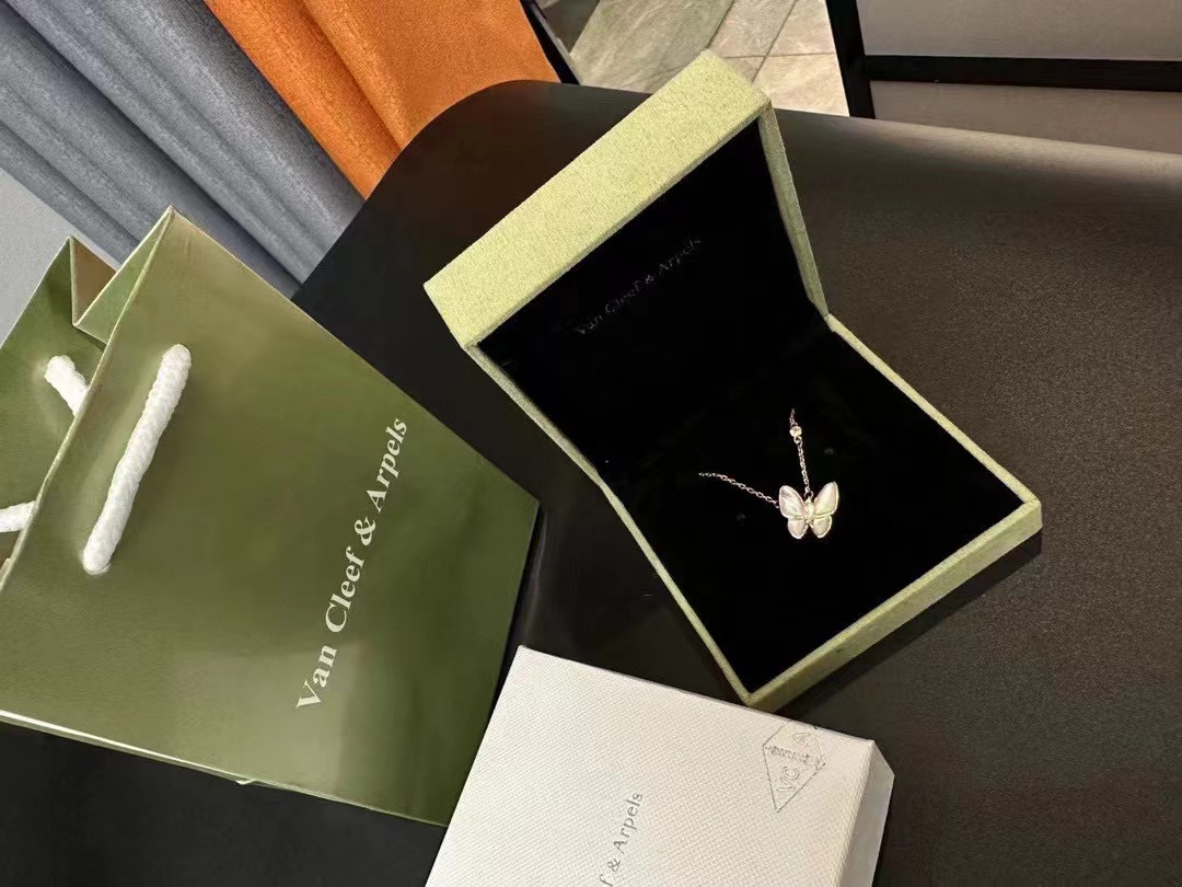 Van c1eef &Arpels ホワイトシェルバタフライネックレス【50％割引+送料無料】