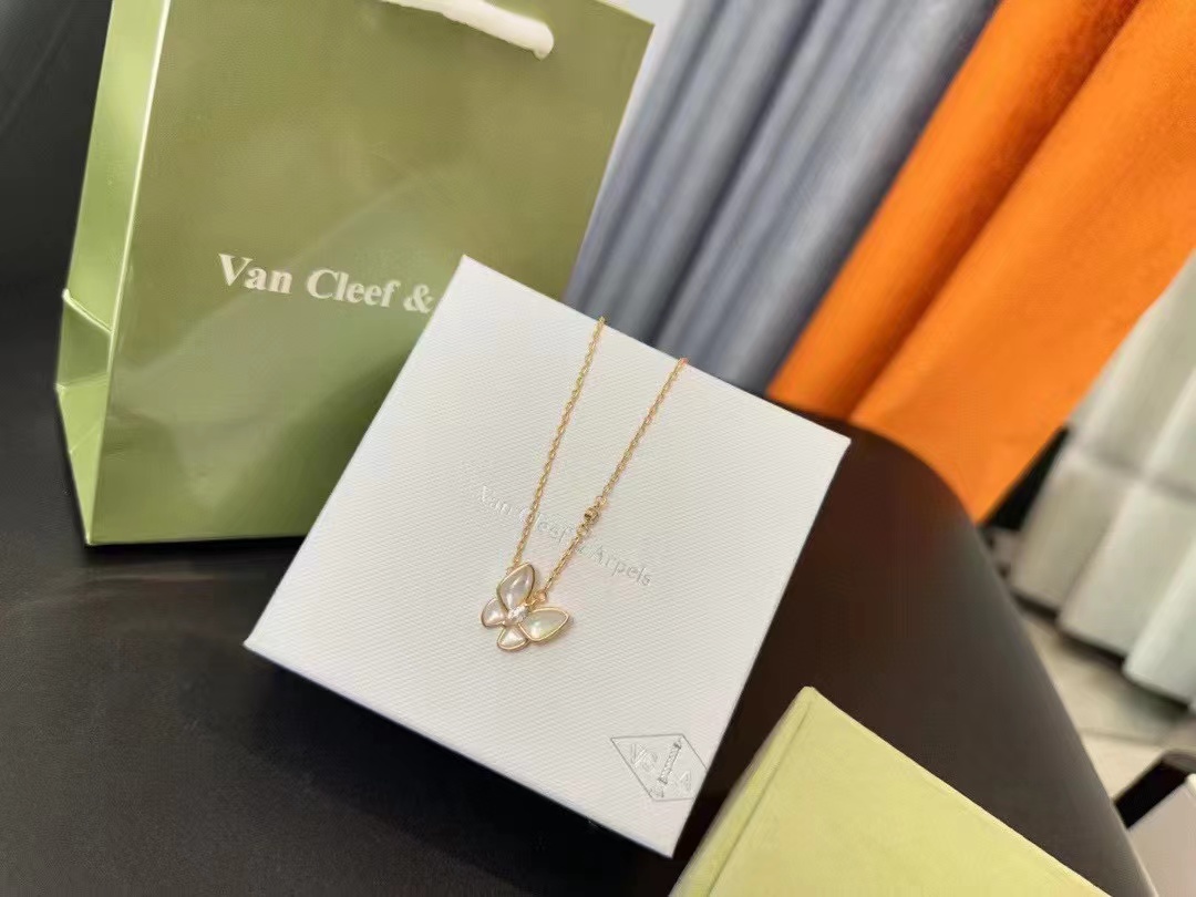 Van c1eef &Arpels ホワイトシェルバタフライネックレス【50％割引+送料無料】