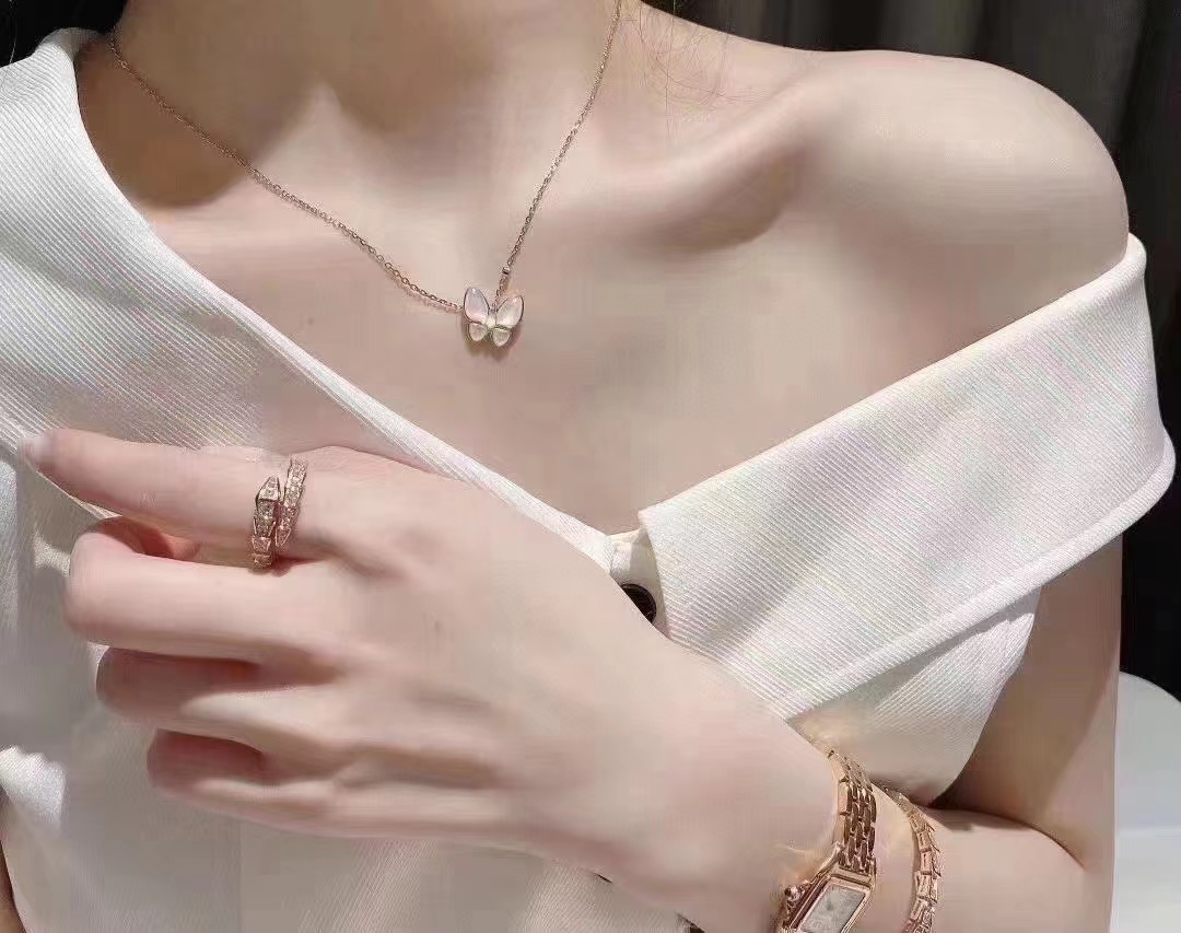 Van c1eef &Arpels ホワイトシェルバタフライネックレス【50％割引+送料無料】