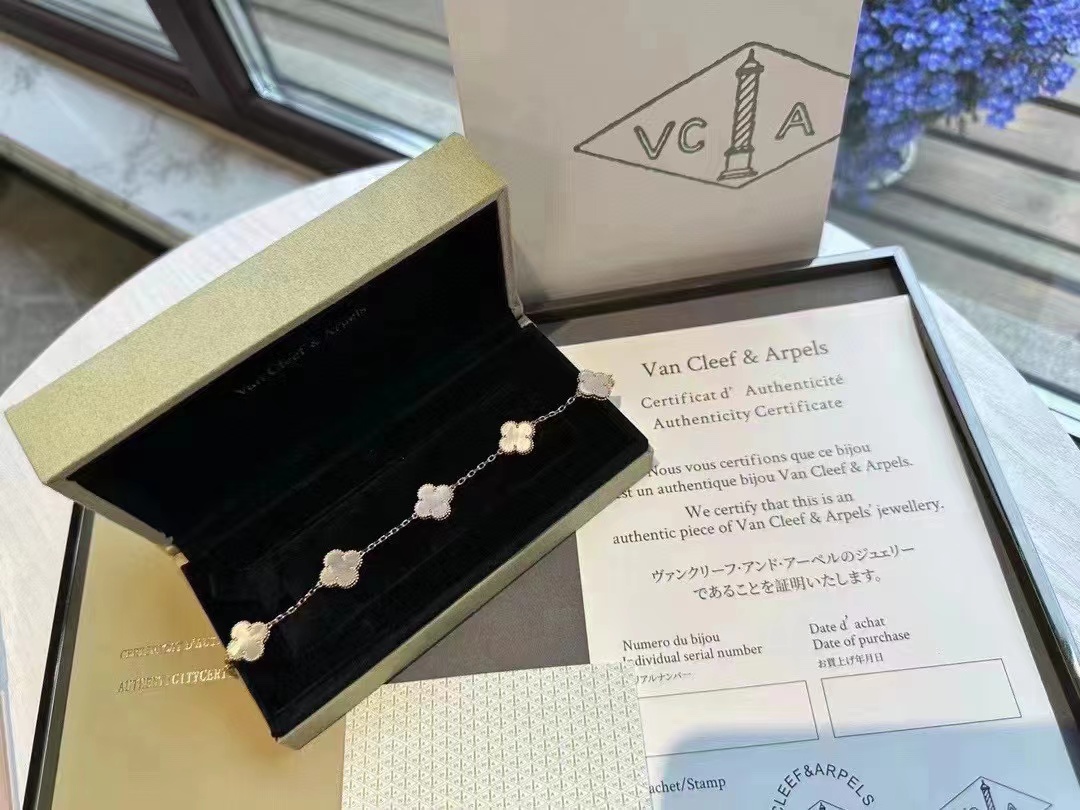 Van c1eef &Arpelsホワイトシェル五花ブレスレット【50％割引+送料無料】