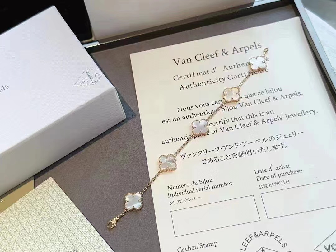 Van c1eef &Arpelsホワイトシェル五花ブレスレット【50％割引+送料無料】