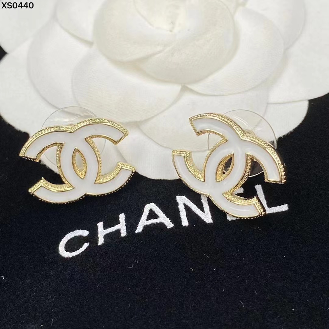 CHANE1 ホワイト ダブル C スタッド ピアス【 50％割引+送料無料】