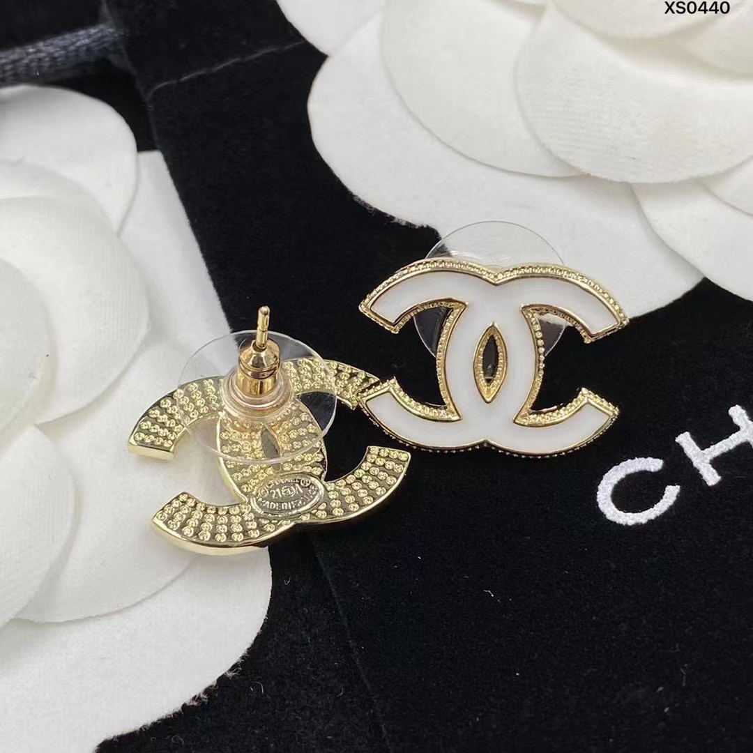 CHANE1 ホワイト ダブル C スタッド ピアス【 50％割引+送料無料】