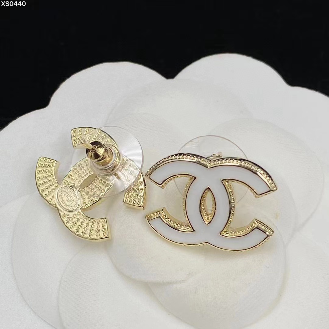CHANE1 ホワイト ダブル C スタッド ピアス【 50％割引+送料無料】