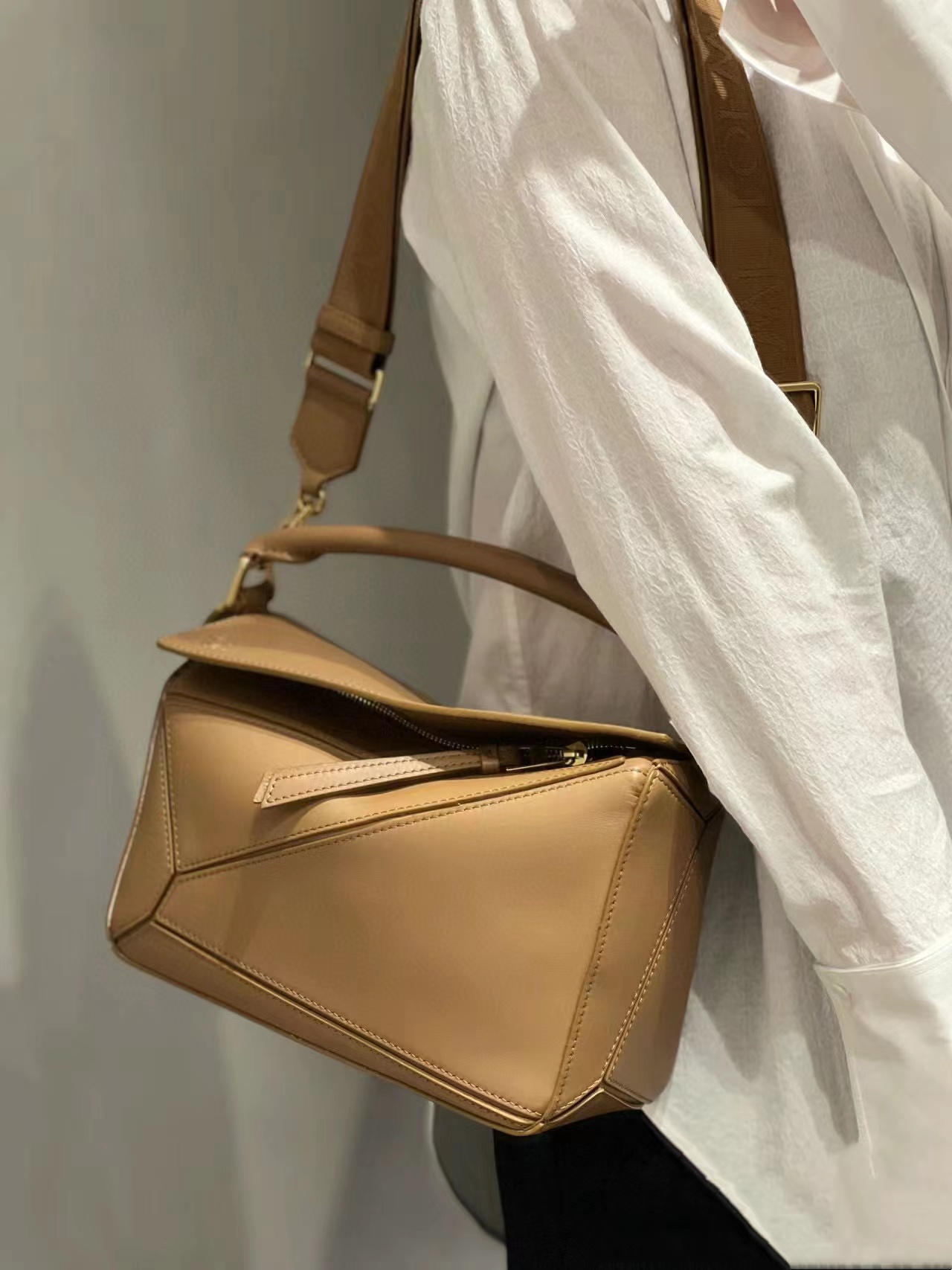 LOWEW  ショルダーストラップ付きクロスボディバッグ【50％割引+送料無料】