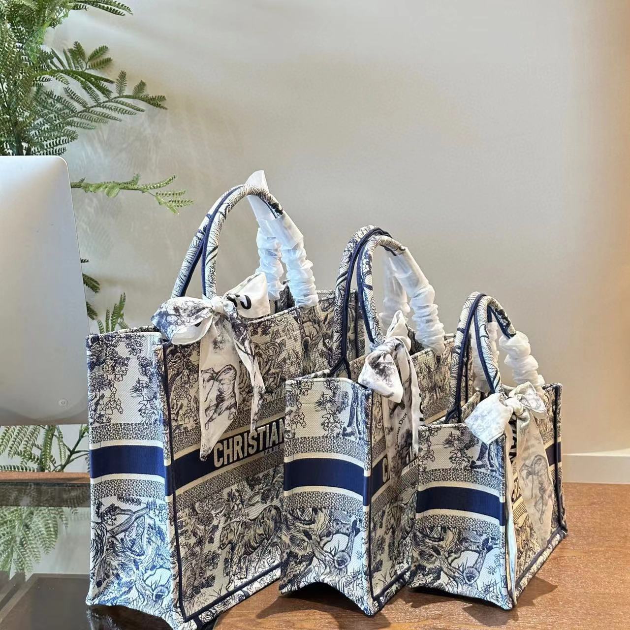 DI0R book tote 刺繍入りハンドバッグ【50％割引+送料無料】