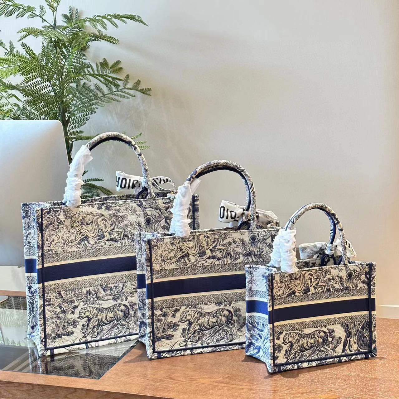 DI0R book tote 刺繍入りハンドバッグ【50％割引+送料無料】