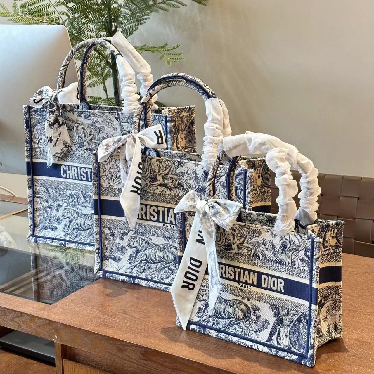 DI0R book tote 刺繍入りハンドバッグ【50％割引+送料無料】