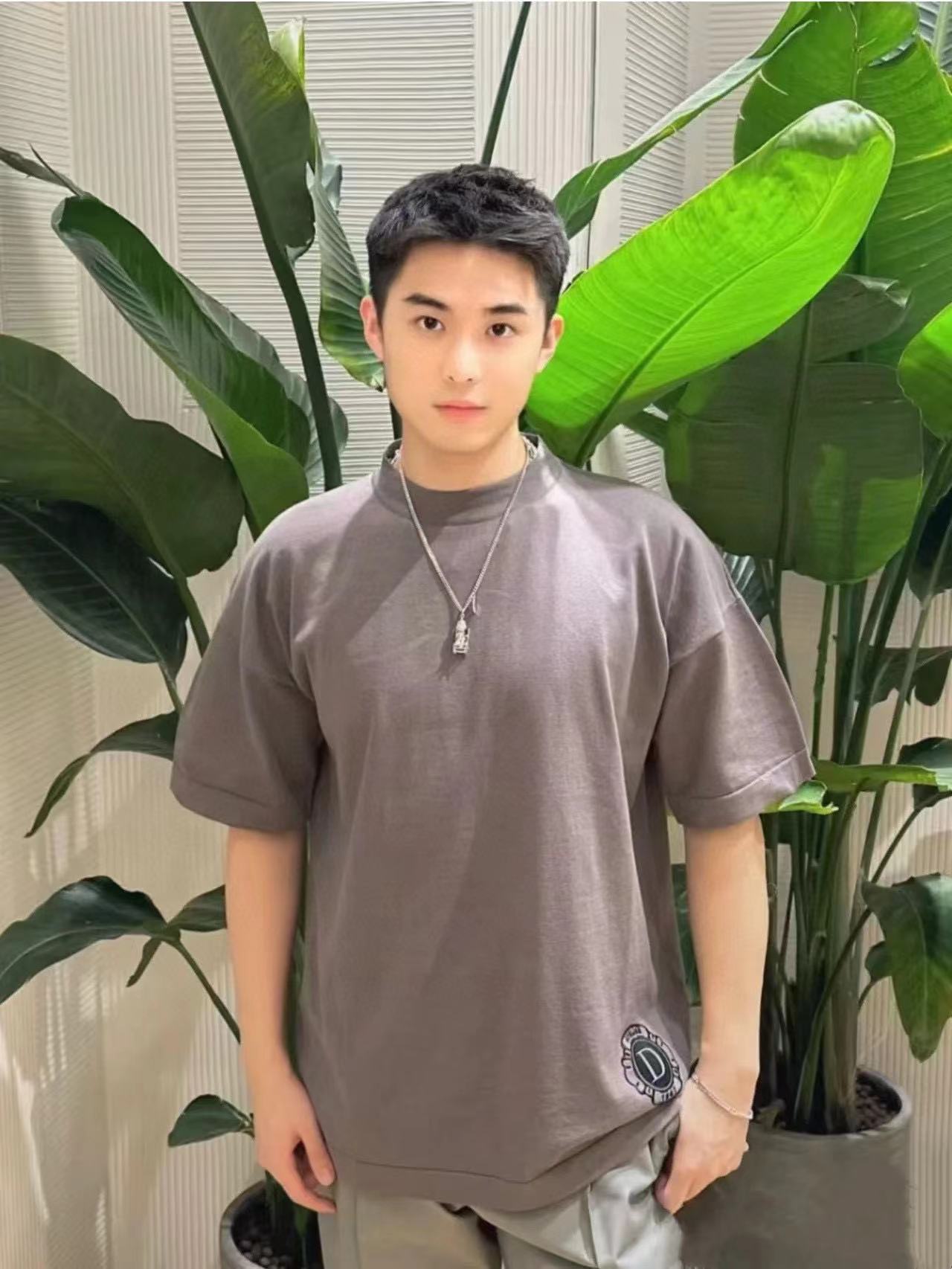 D1OR  ロゴ刺繍Tシャツ【 50％割引+送料無料】