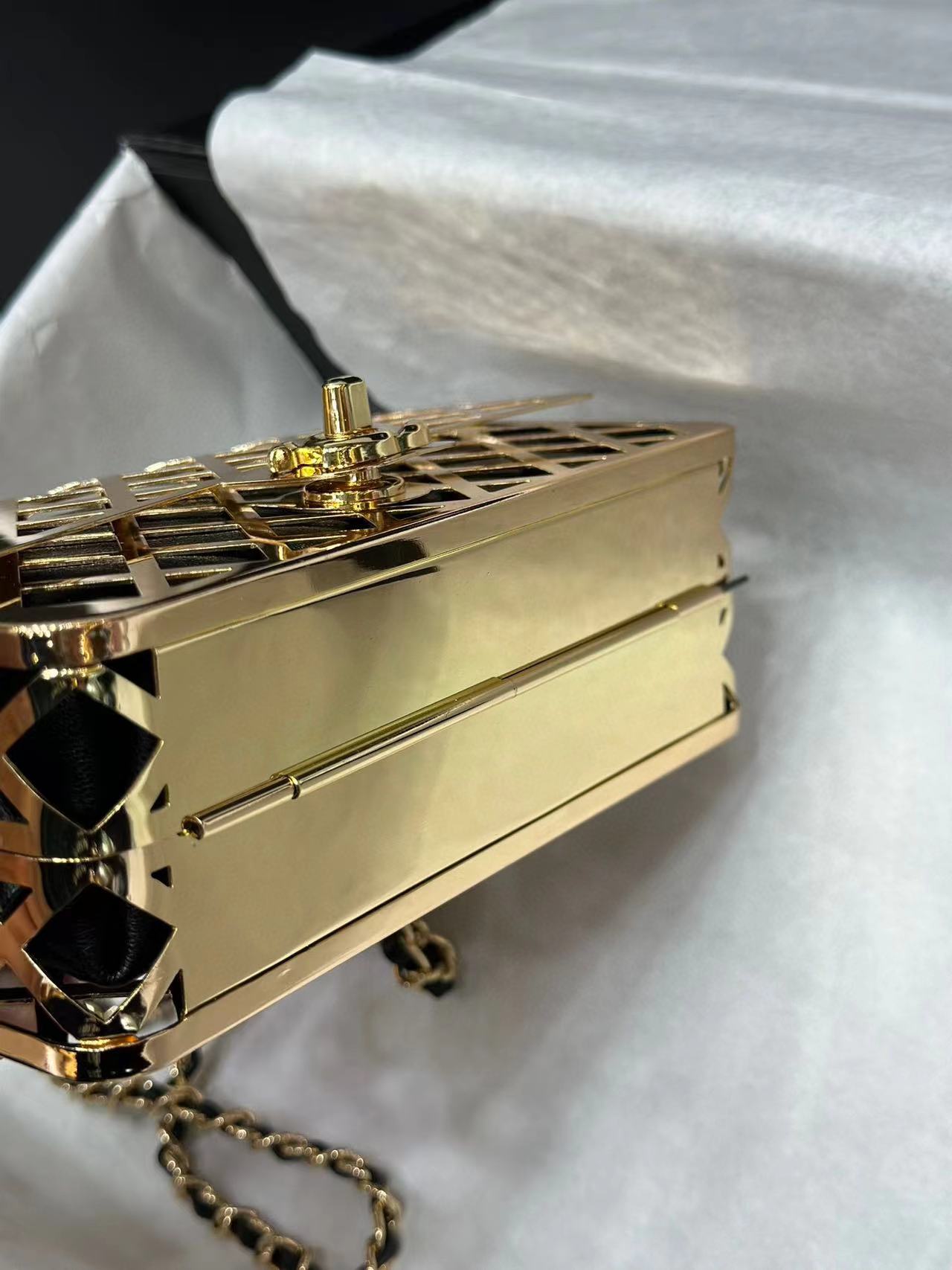 CHANE1 メタル中空イブニングバッグ【50％割引+送料無料】