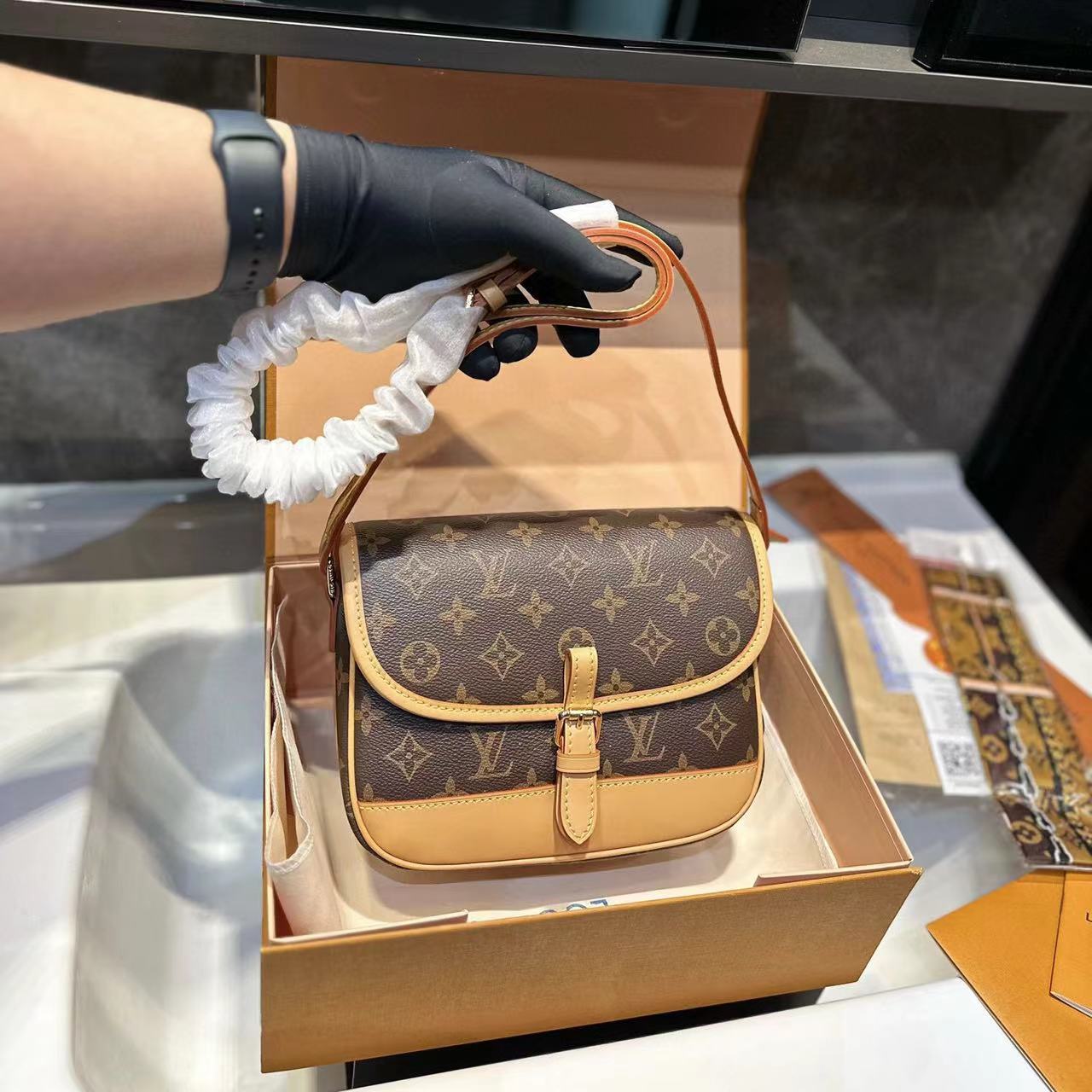 LV  老眼用ショルダークロスボディバッグ【50％割引+送料無料】