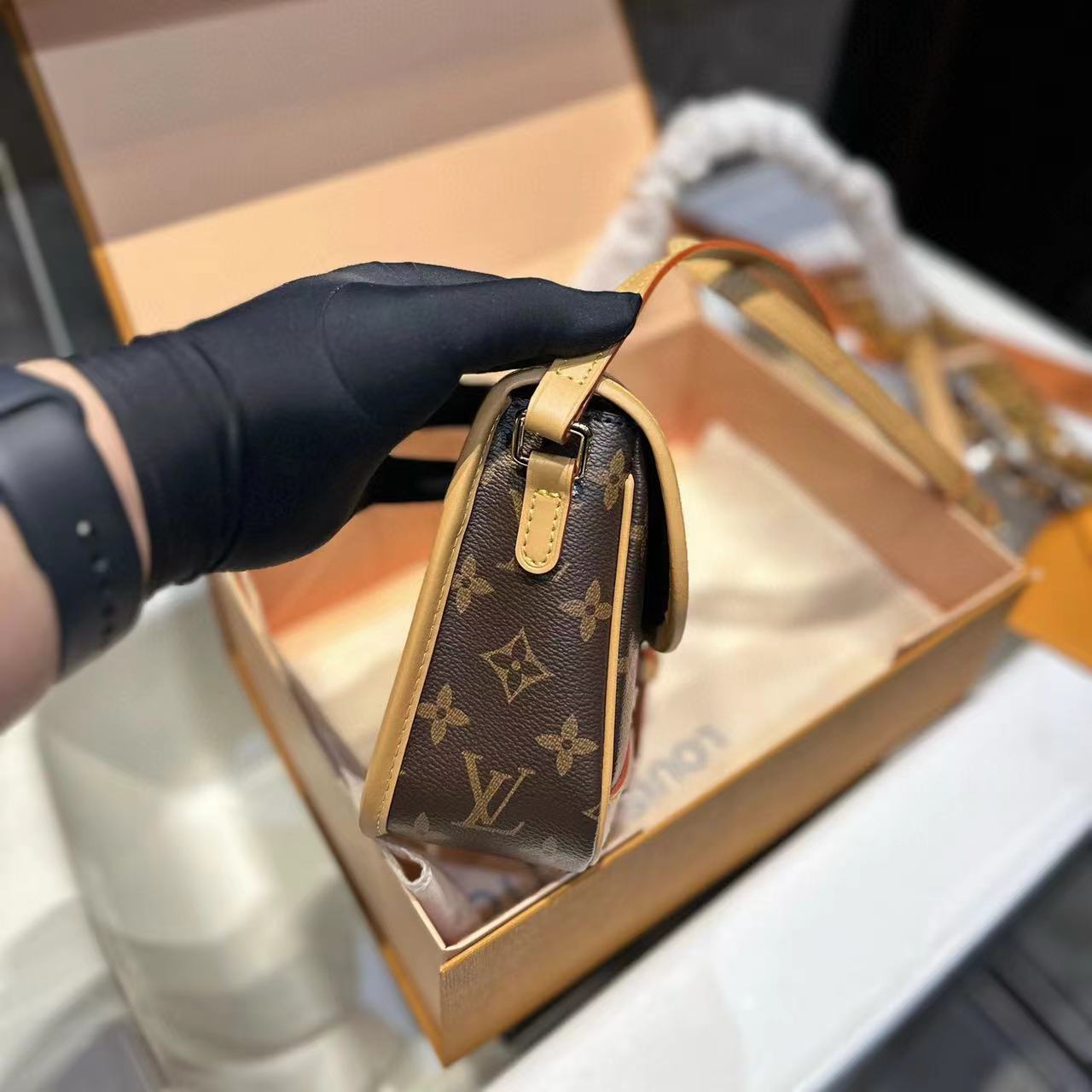 LV  老眼用ショルダークロスボディバッグ【50％割引+送料無料】