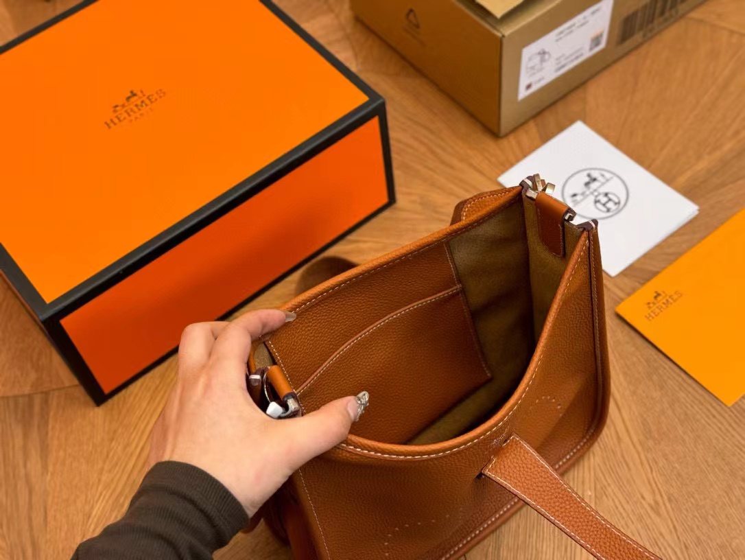 HEREM5  evelyne クロスボディバッグ【50％割引+送料無料】