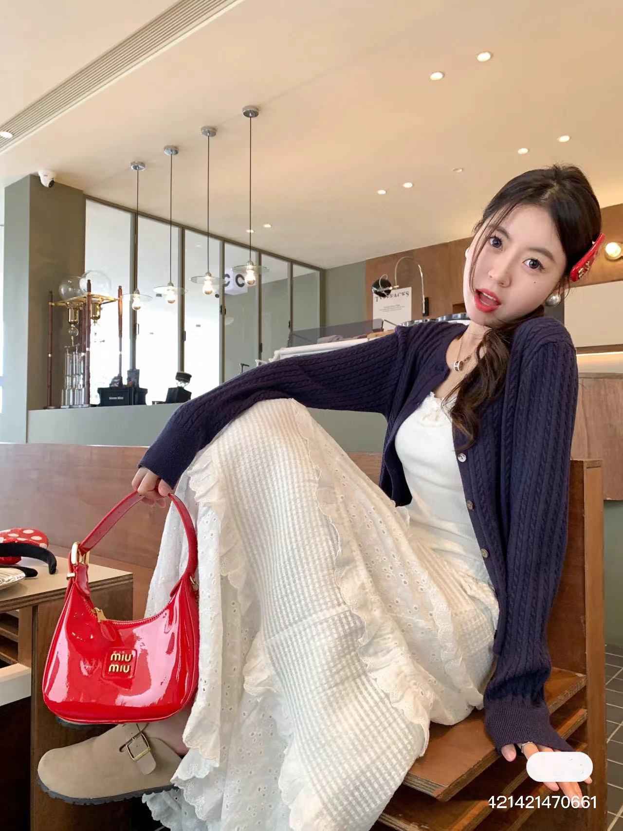 M1UM1U パテントレザー ハンドバッグ 【50％割引+送料無料】