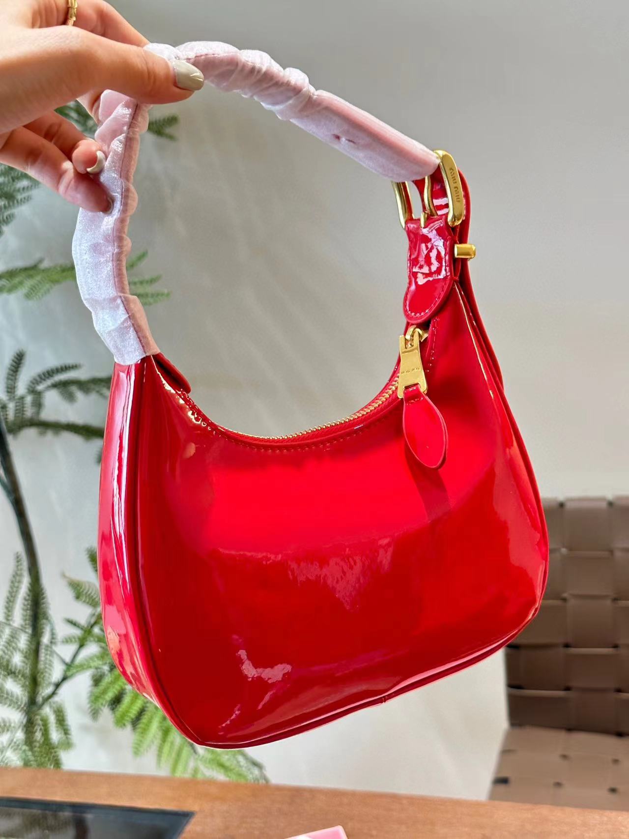 M1UM1U パテントレザー ハンドバッグ 【50％割引+送料無料】