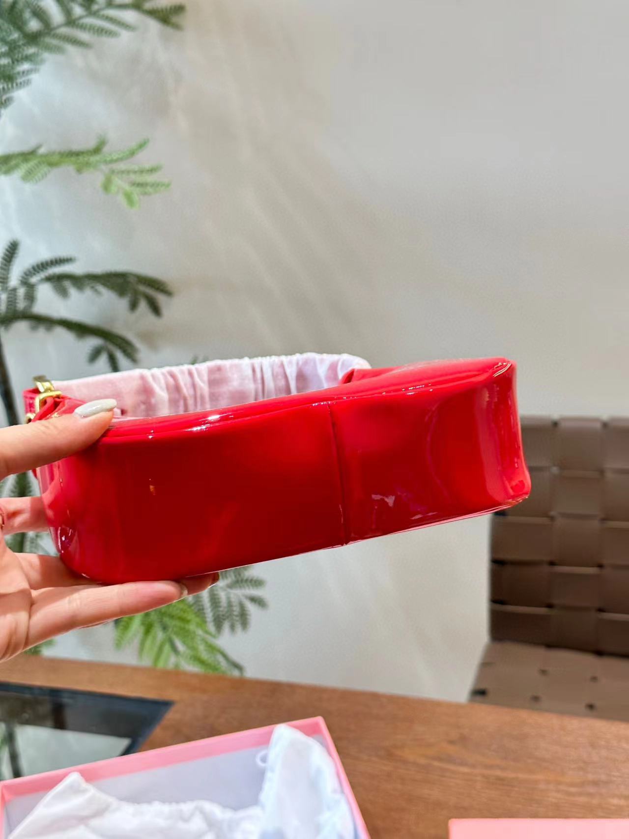 M1UM1U パテントレザー ハンドバッグ 【50％割引+送料無料】