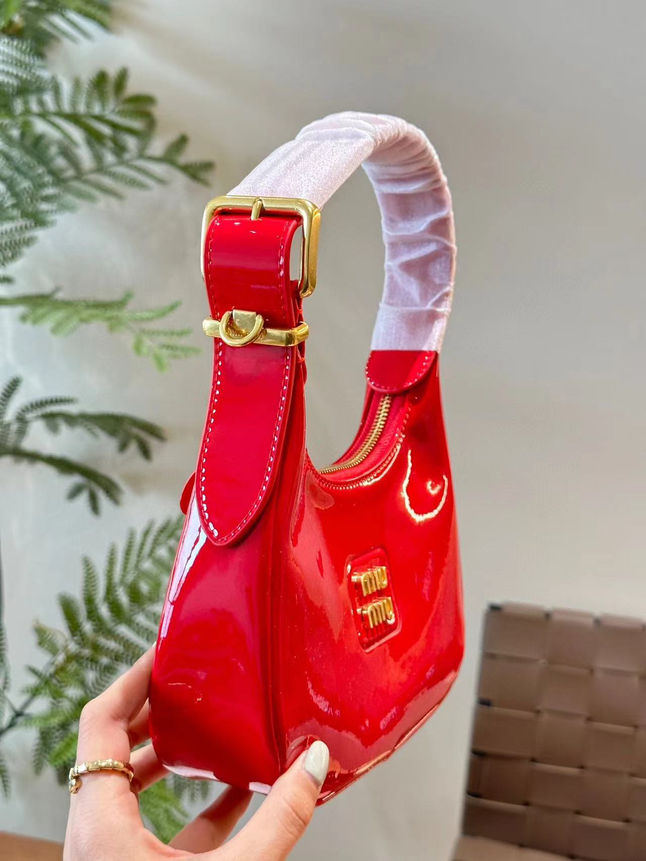 M1UM1U パテントレザー ハンドバッグ 【50％割引+送料無料】