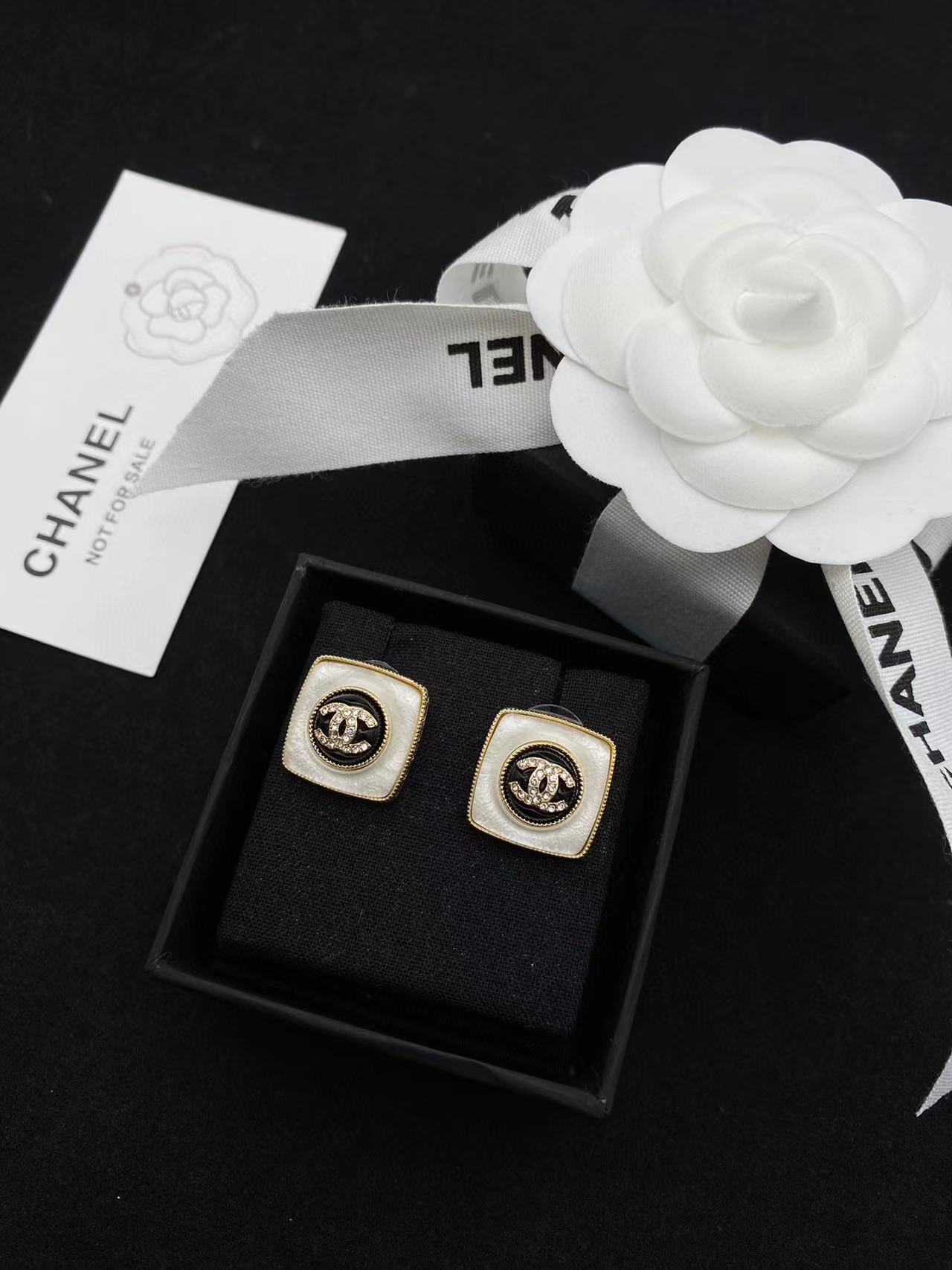 CHANE1 スクエア ダブルC スタッドピアス【 50％割引+送料無料】