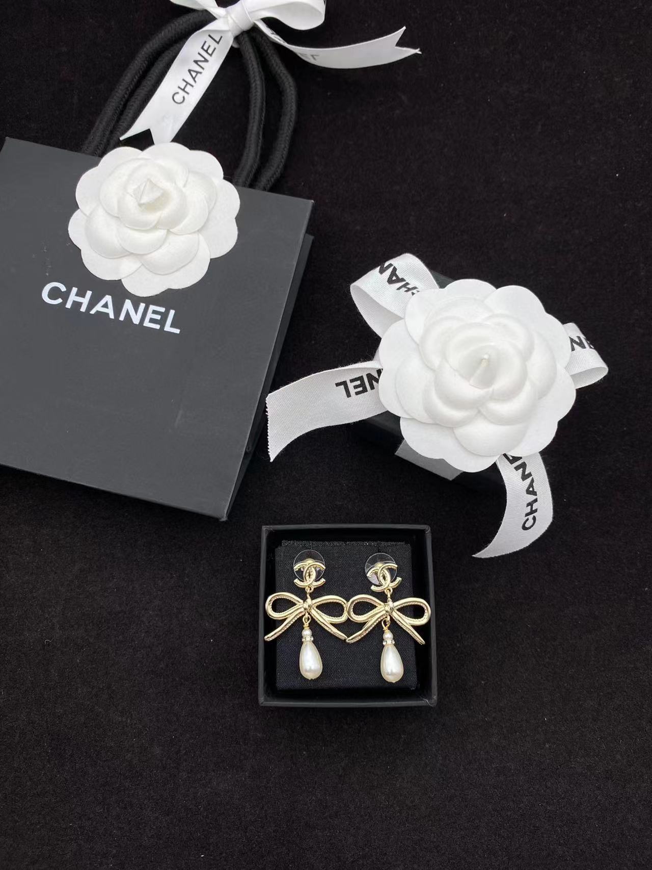 CHANE1 バタフライ ダブルC ピアス【 50％割引+送料無料】