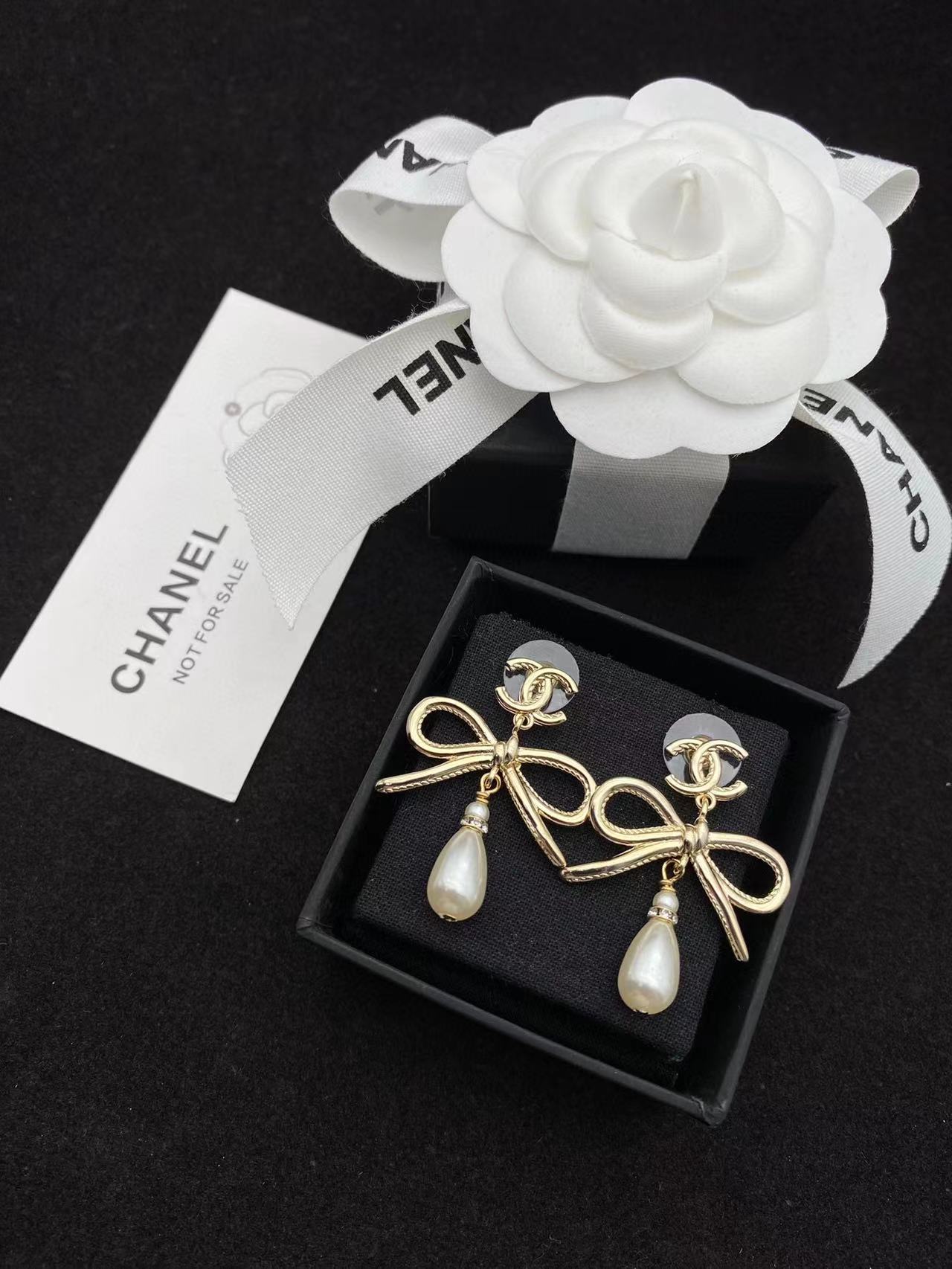 CHANE1 バタフライ ダブルC ピアス【 50％割引+送料無料】