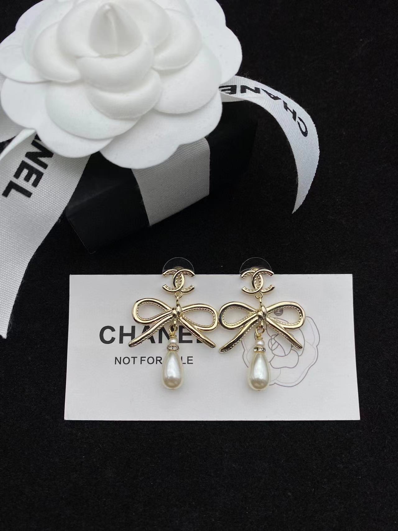 CHANE1 バタフライ ダブルC ピアス【 50％割引+送料無料】