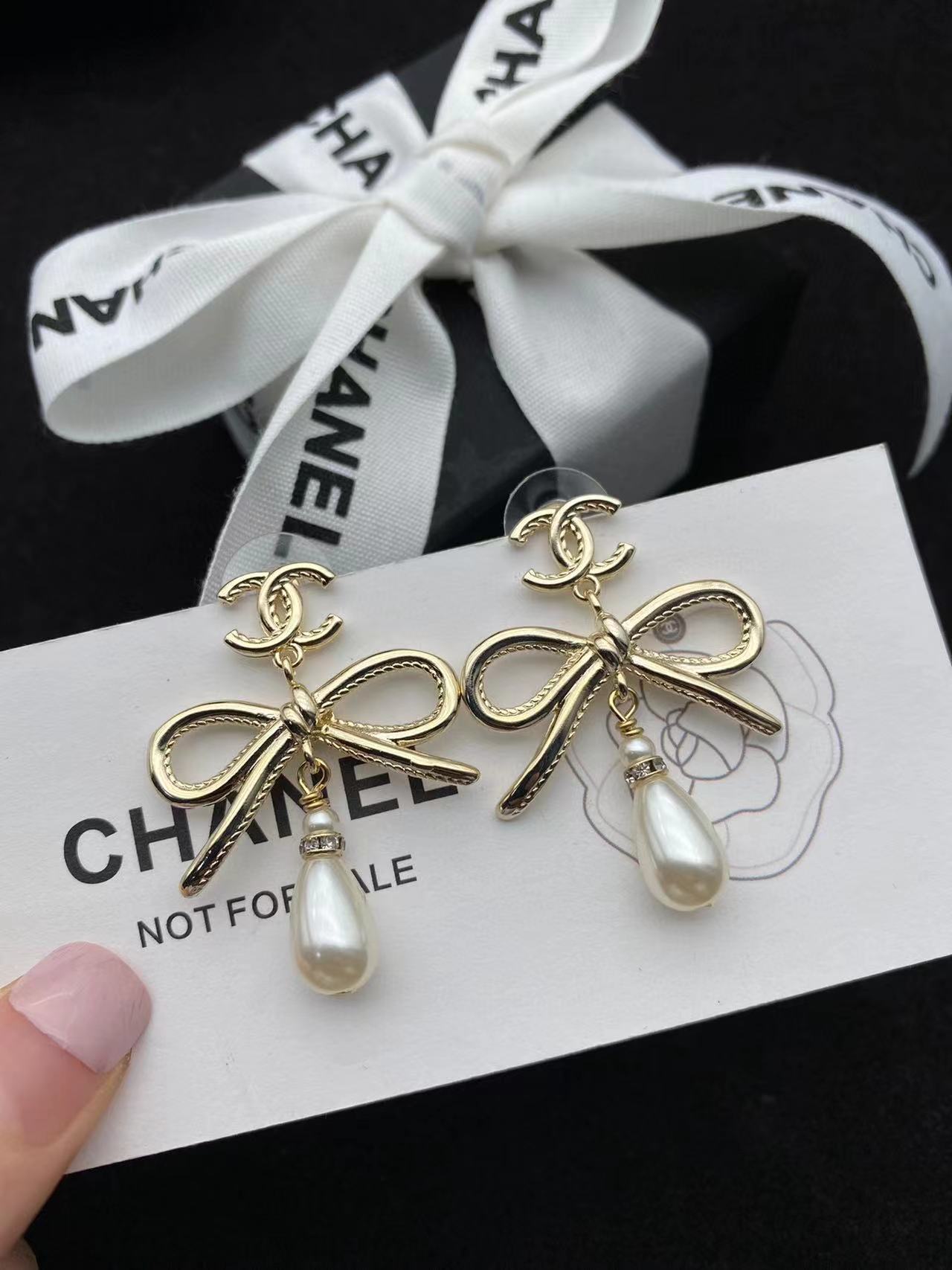 CHANE1 バタフライ ダブルC ピアス【 50％割引+送料無料】