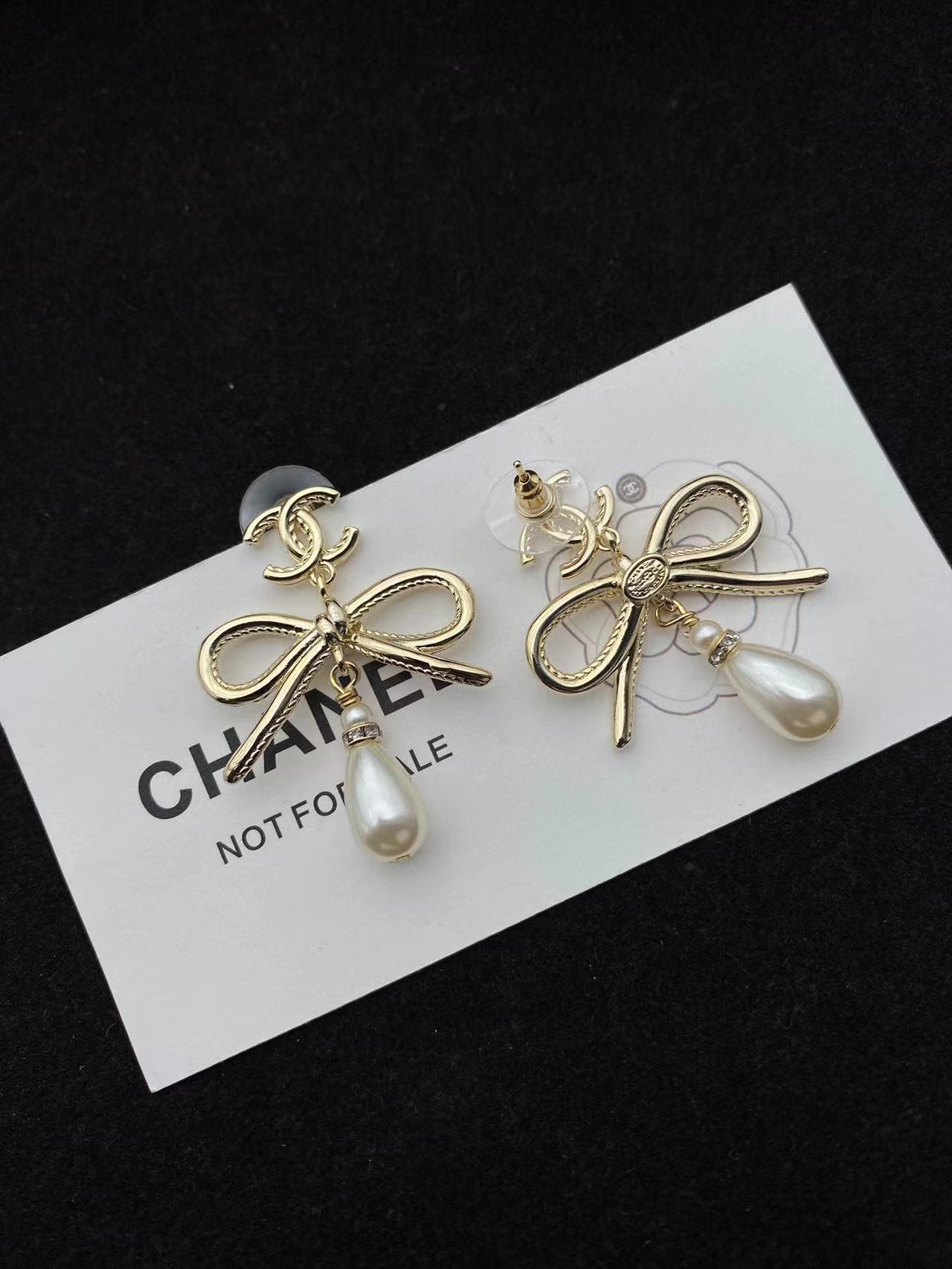 CHANE1 バタフライ ダブルC ピアス【 50％割引+送料無料】