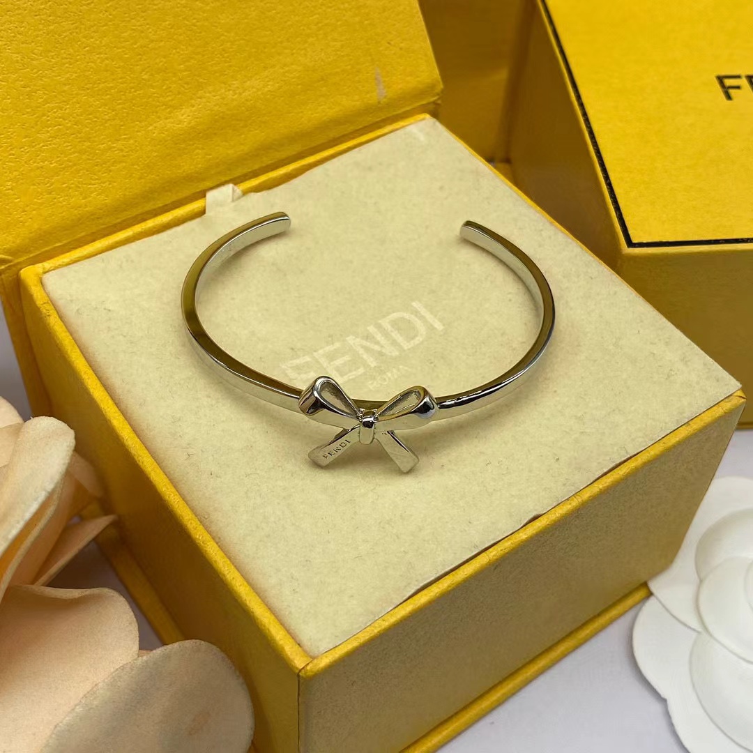 FEND1 シンプルバタフライブレスレット【 50％割引+送料無料】