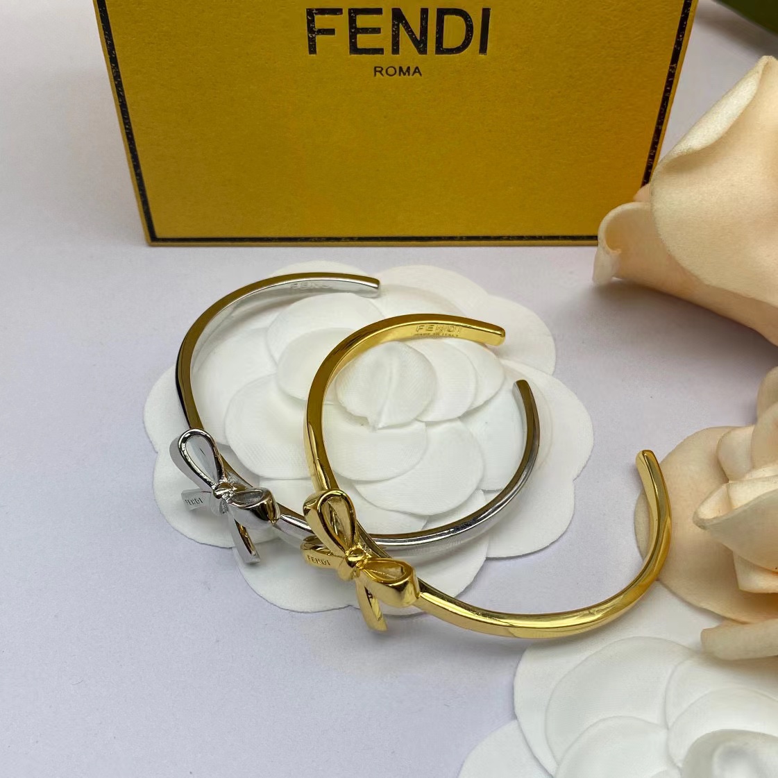 FEND1 シンプルバタフライブレスレット【 50％割引+送料無料】