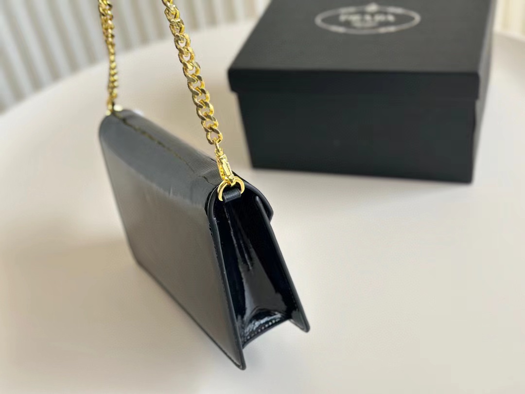 PR4DA トライアングルロゴ チェーンショルダーバッグ【 50％割引+送料無料】