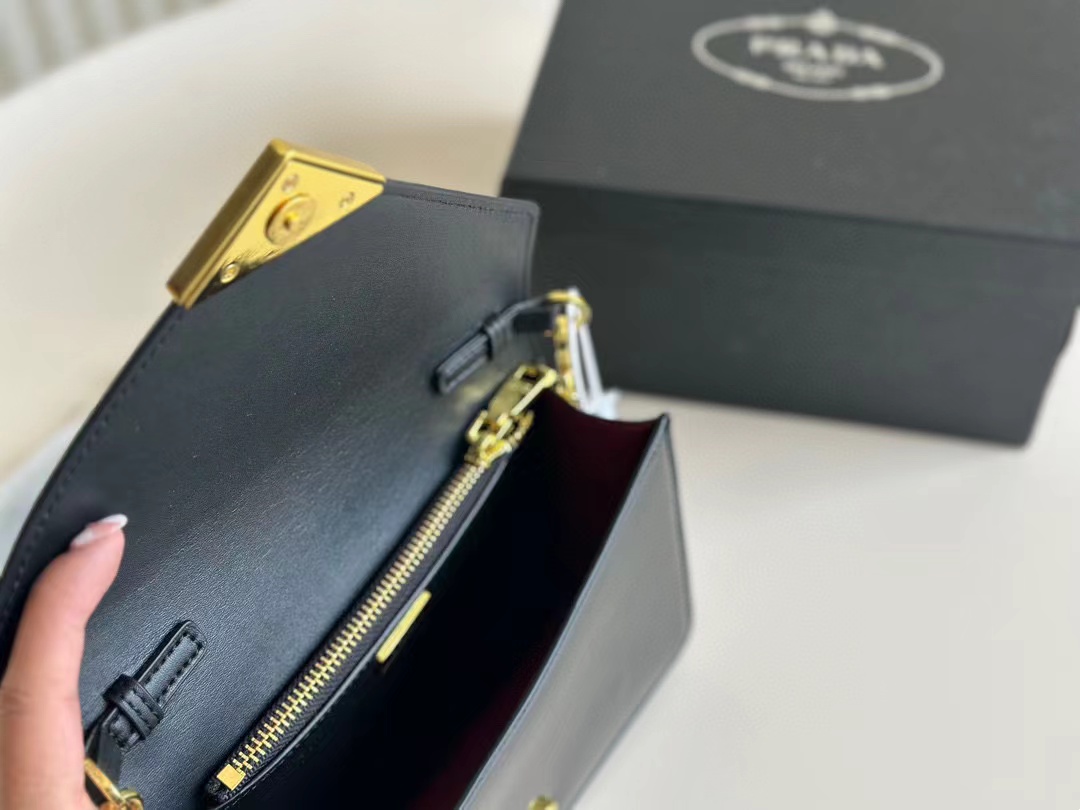 PR4DA トライアングルロゴ チェーンショルダーバッグ【 50％割引+送料無料】