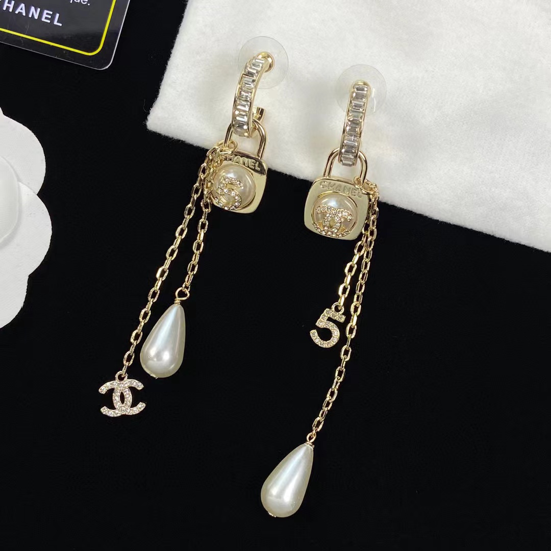 CHANE1 パール ダブルC ハーフフープピアス【 50％割引+送料無料】