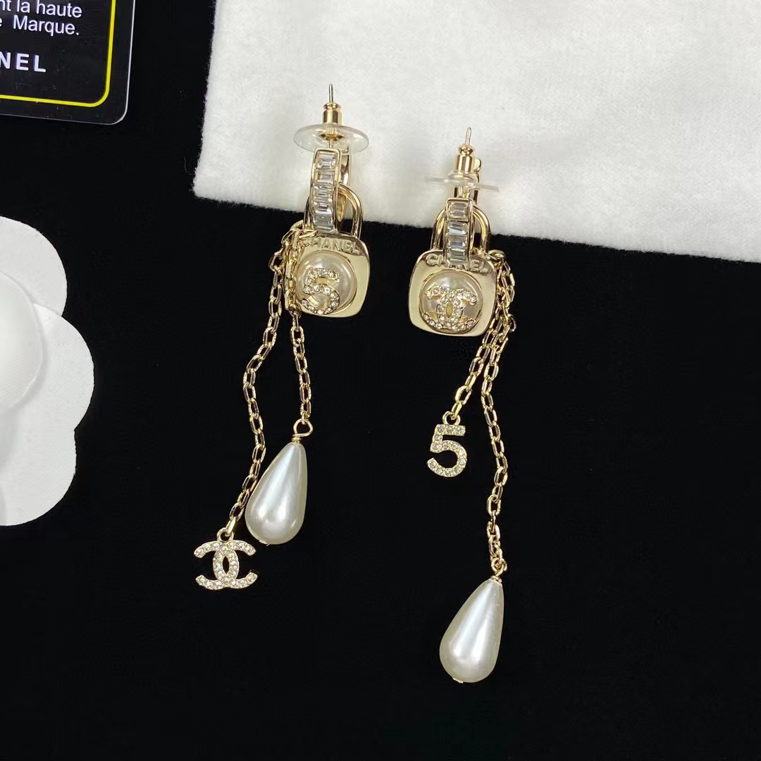 CHANE1 パール ダブルC ハーフフープピアス【 50％割引+送料無料】