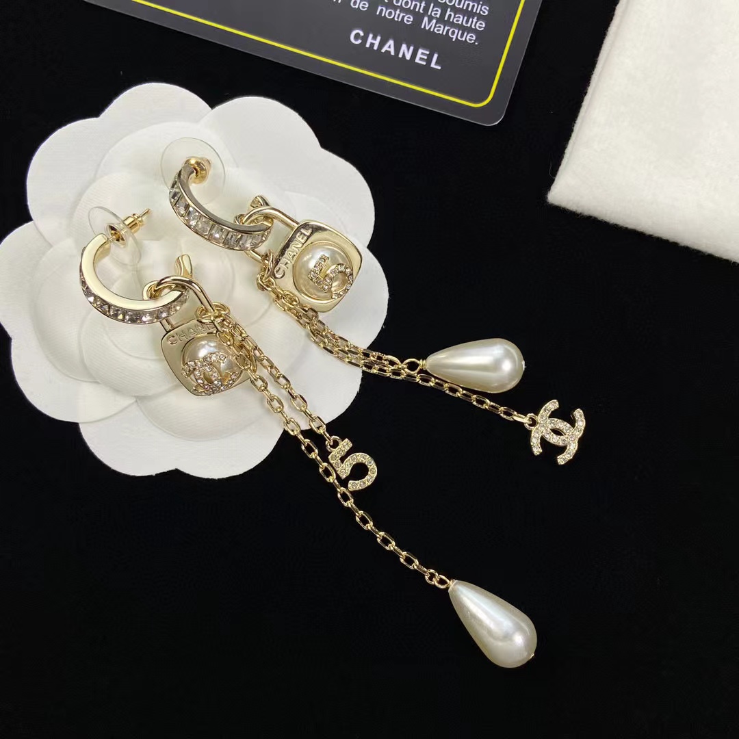 CHANE1 パール ダブルC ハーフフープピアス【 50％割引+送料無料】