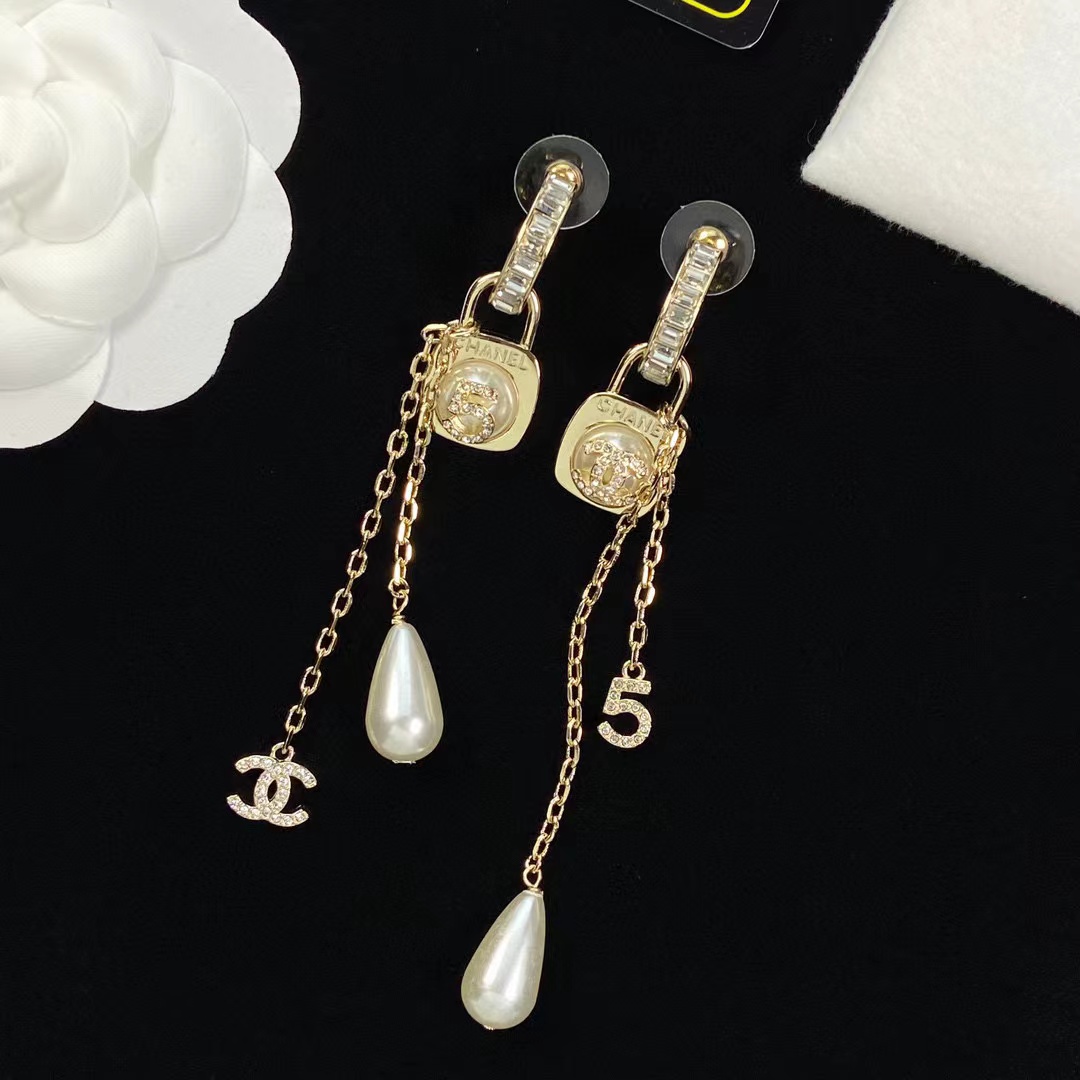 CHANE1 パール ダブルC ハーフフープピアス【 50％割引+送料無料】