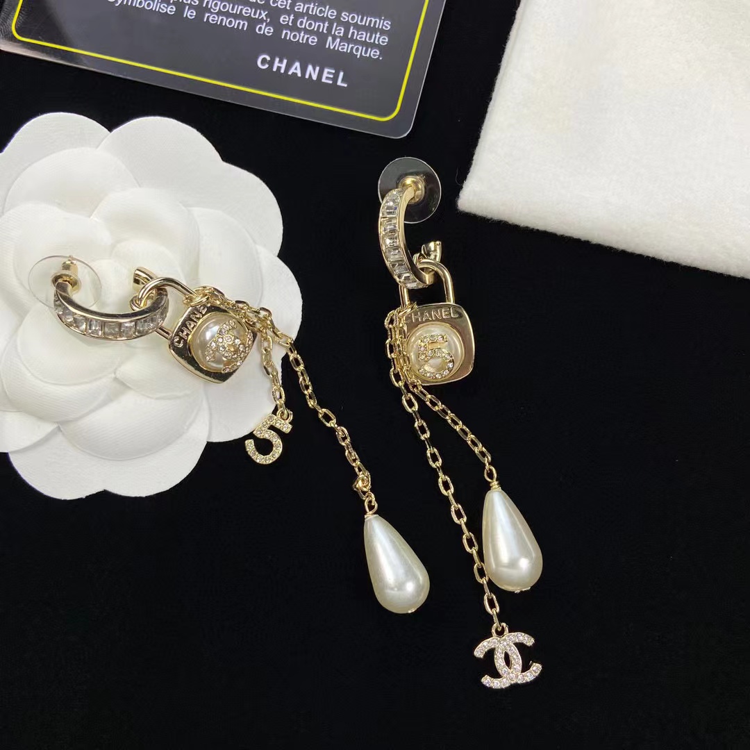 CHANE1 パール ダブルC ハーフフープピアス【 50％割引+送料無料】