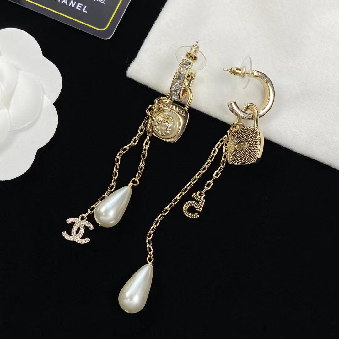 CHANE1 パール ダブルC ハーフフープピアス【 50％割引+送料無料】