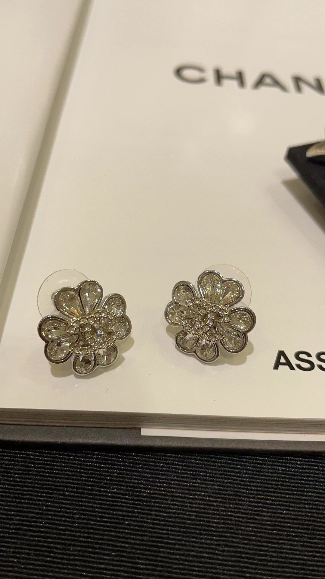 CHANE1 フルダイヤモンド ダブルC 四つ葉のクローバー ピアス【 50％割引+送料無料】