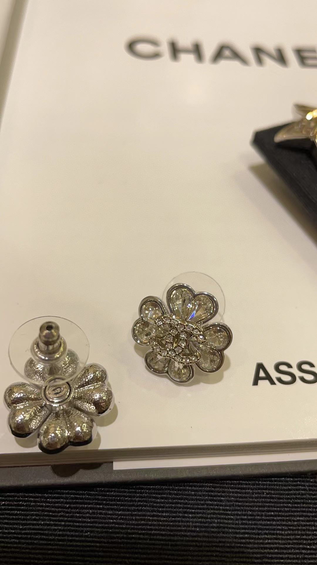 CHANE1 フルダイヤモンド ダブルC 四つ葉のクローバー ピアス【 50％割引+送料無料】