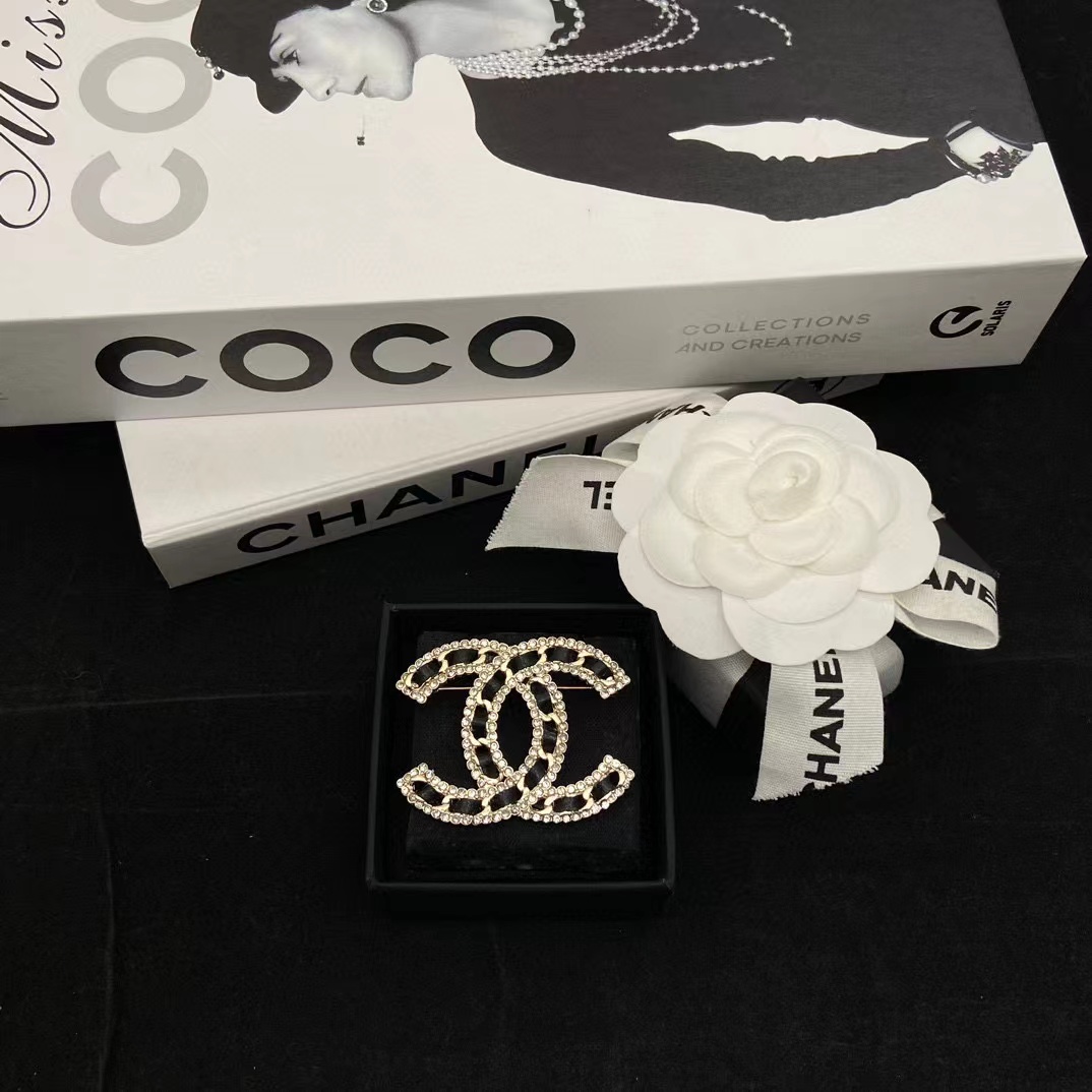 CHANE1 レザー ダブル C ダイヤモンド ブローチ【 50％割引+送料無料】