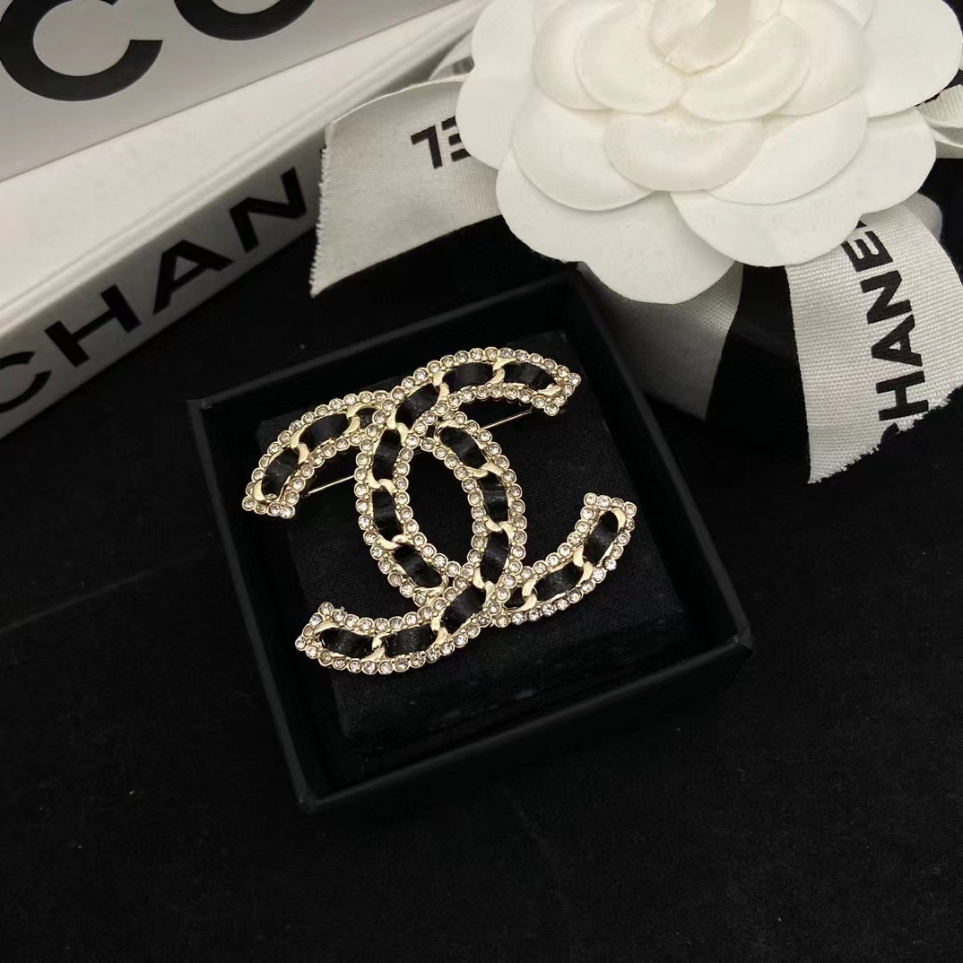 CHANE1 レザー ダブル C ダイヤモンド ブローチ【 50％割引+送料無料】