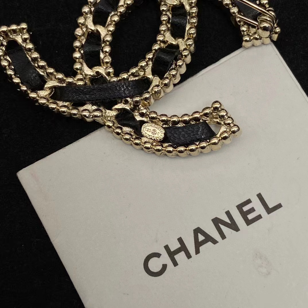 CHANE1 レザー ダブル C ダイヤモンド ブローチ【 50％割引+送料無料】