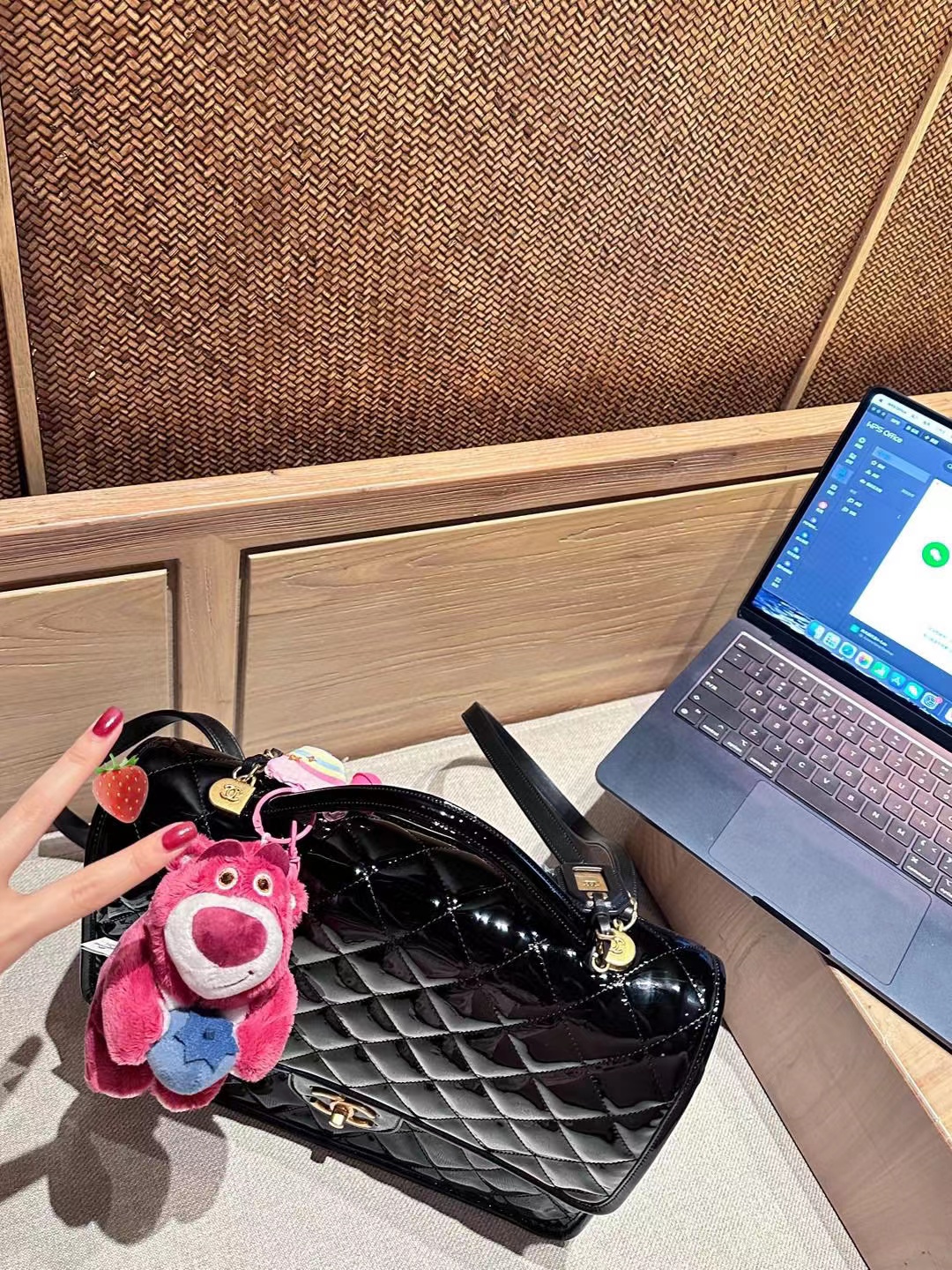 CHANE1 パテントレザー バックパック【 50％割引+送料無料】