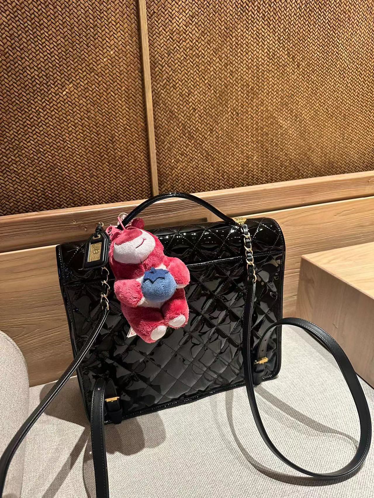 CHANE1 パテントレザー バックパック【 50％割引+送料無料】