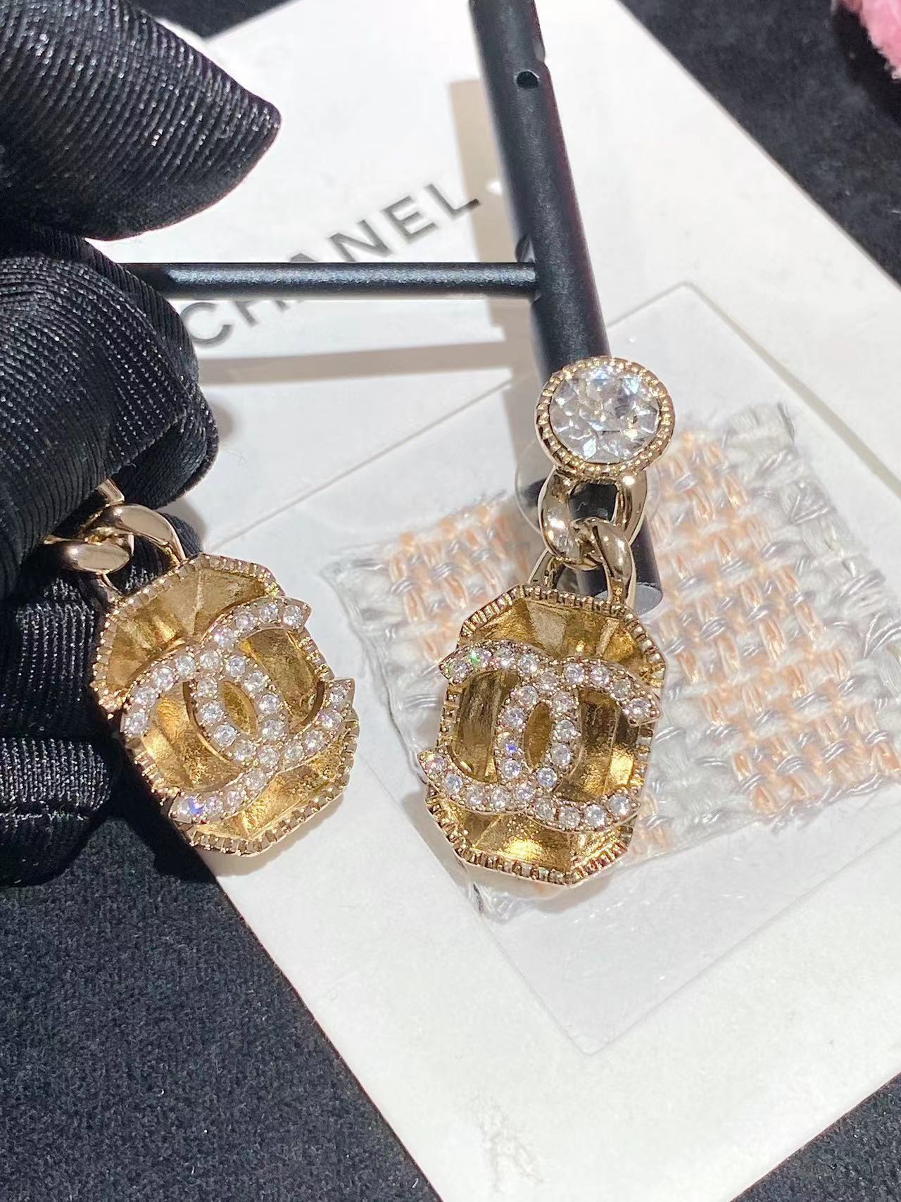 CHANE1 立体中空ピアス【 50％割引+送料無料】